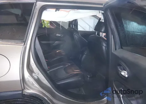 2019 Jeep Cherokee Latitude Plus 4X4 z USA, uszkodzony, nr VIN 1C4PJMLB9KD472323